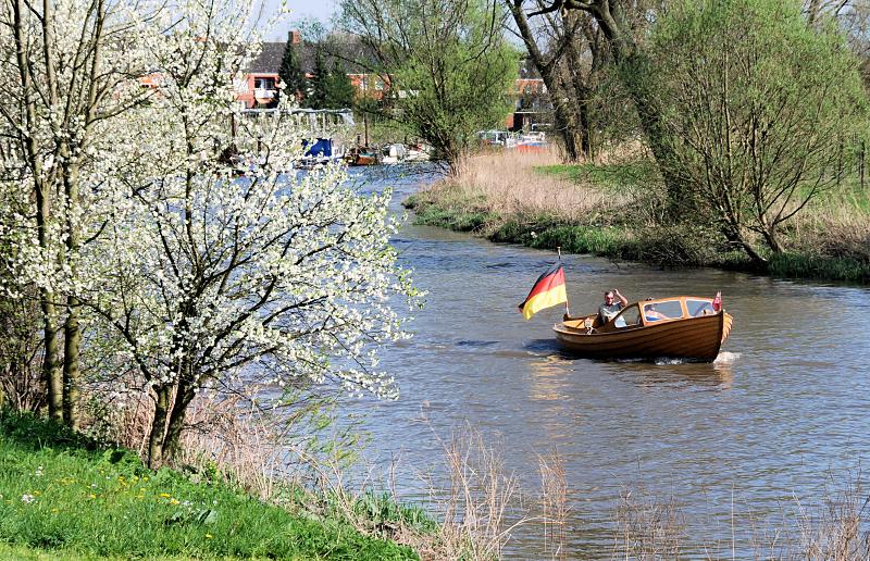 2630_1815 Blühende Bäume am Ufer der Lühe - ein Motorboot fährt flussaufwärts. | Fruehlingsfotos aus der Hansestadt Hamburg; Vol. 2